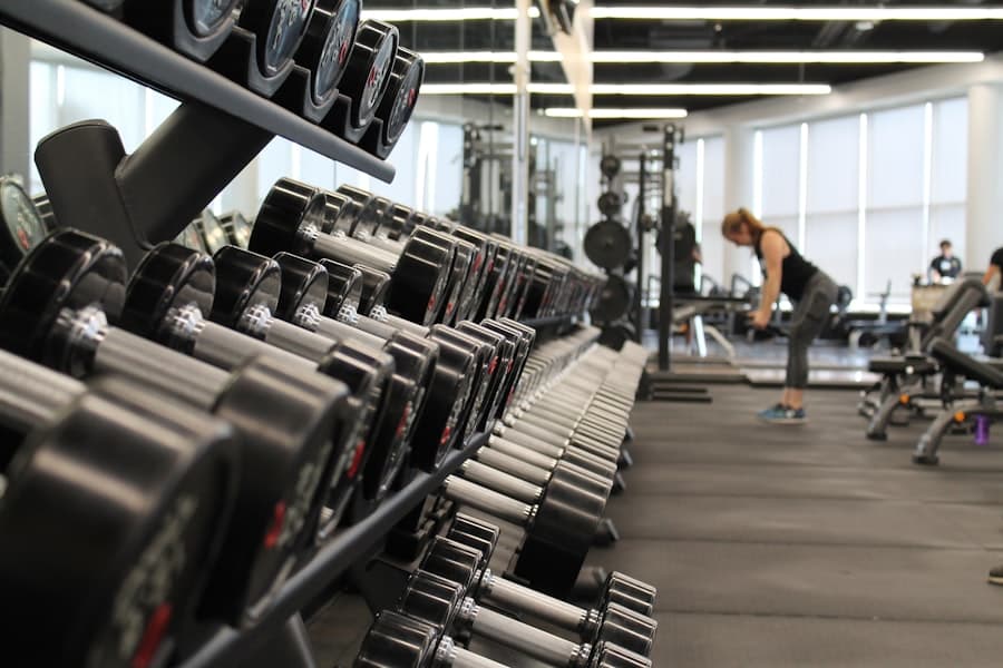Persona entrenando en un gimnasio moderno
