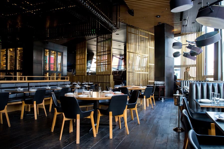 Mesa de restaurante con platos servidos y ambiente cálido